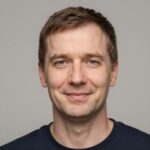 Улыбающийся Игорь Петров, клиент компании РМ Фаст, получивший заем для студентов безработных
